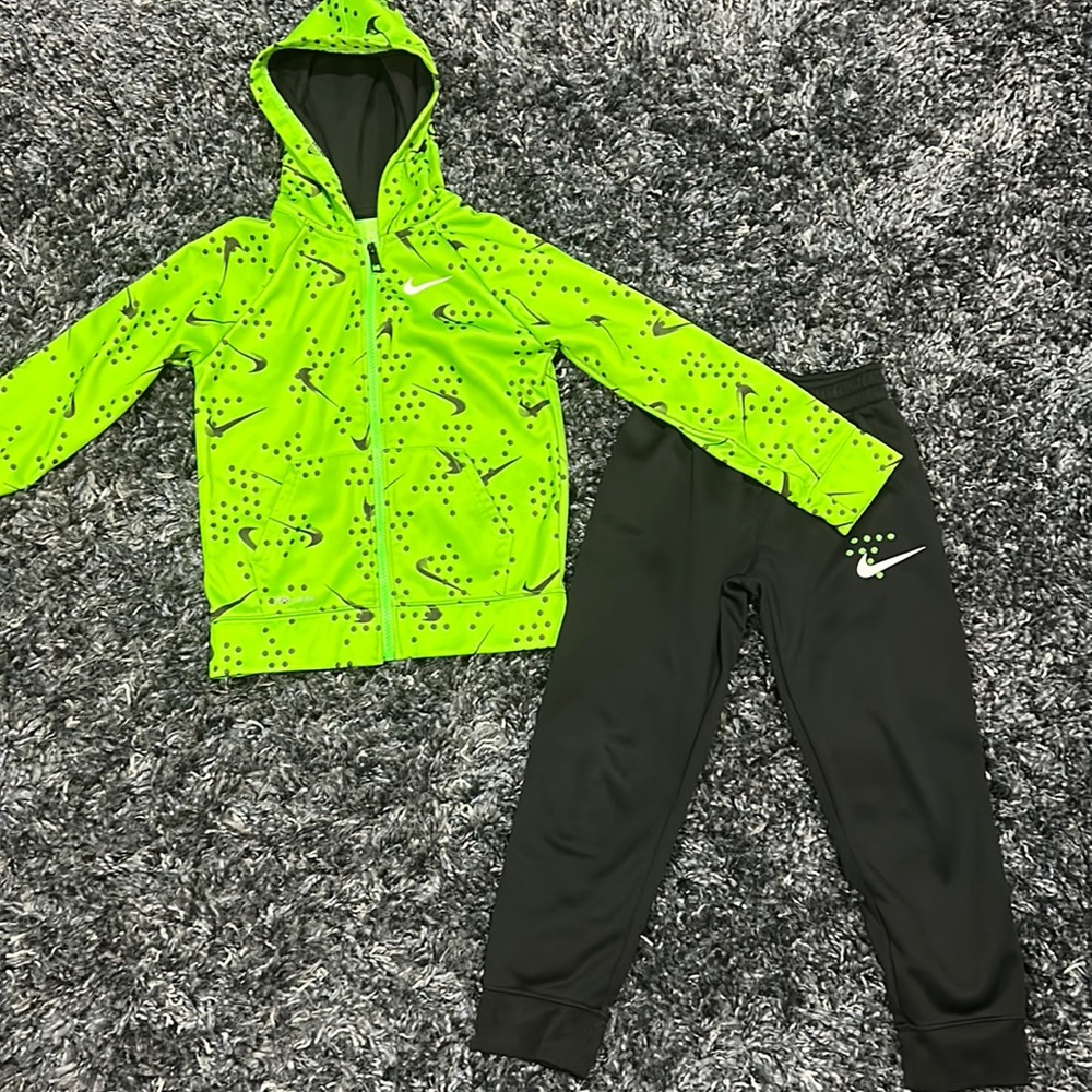 Kids Nike Dri Fit Tracksuit sz 6/M